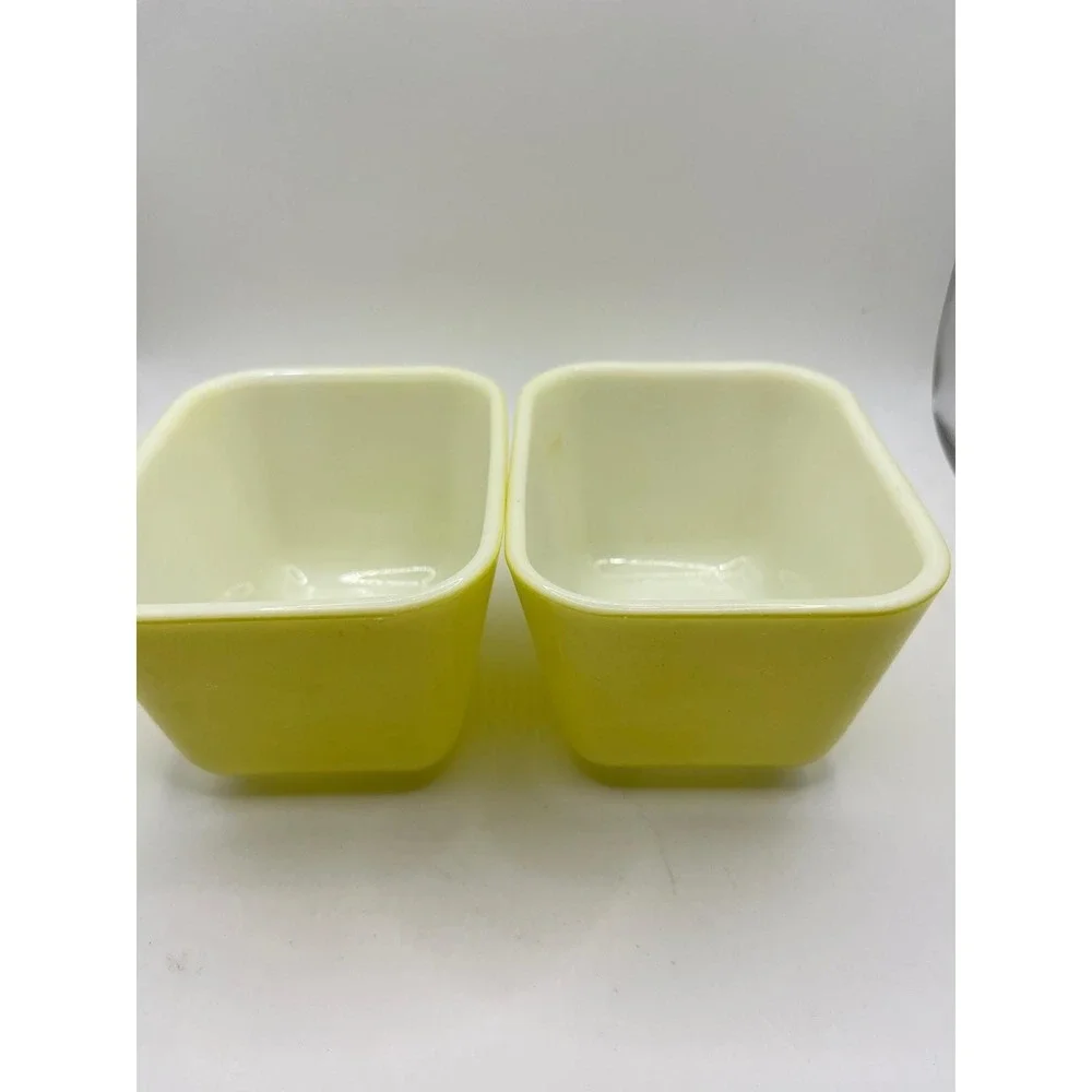 Vintage Pyrex. yellow set of two refrigerator dishes‎